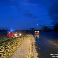 20210204-pkw_im_hochwasser_cham.jpg
